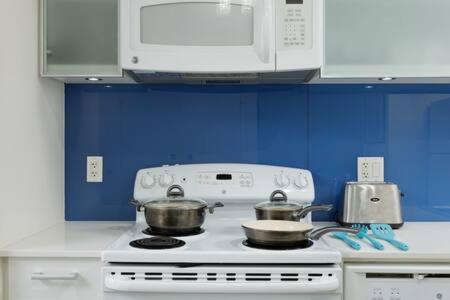 1BR Stunning view in DT Gastown