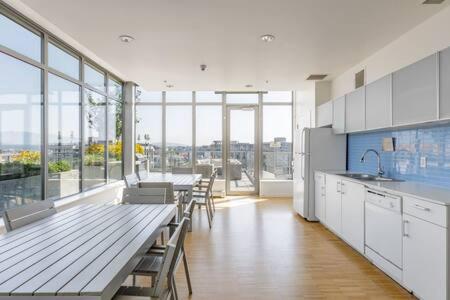 1BR Stunning view in DT Gastown