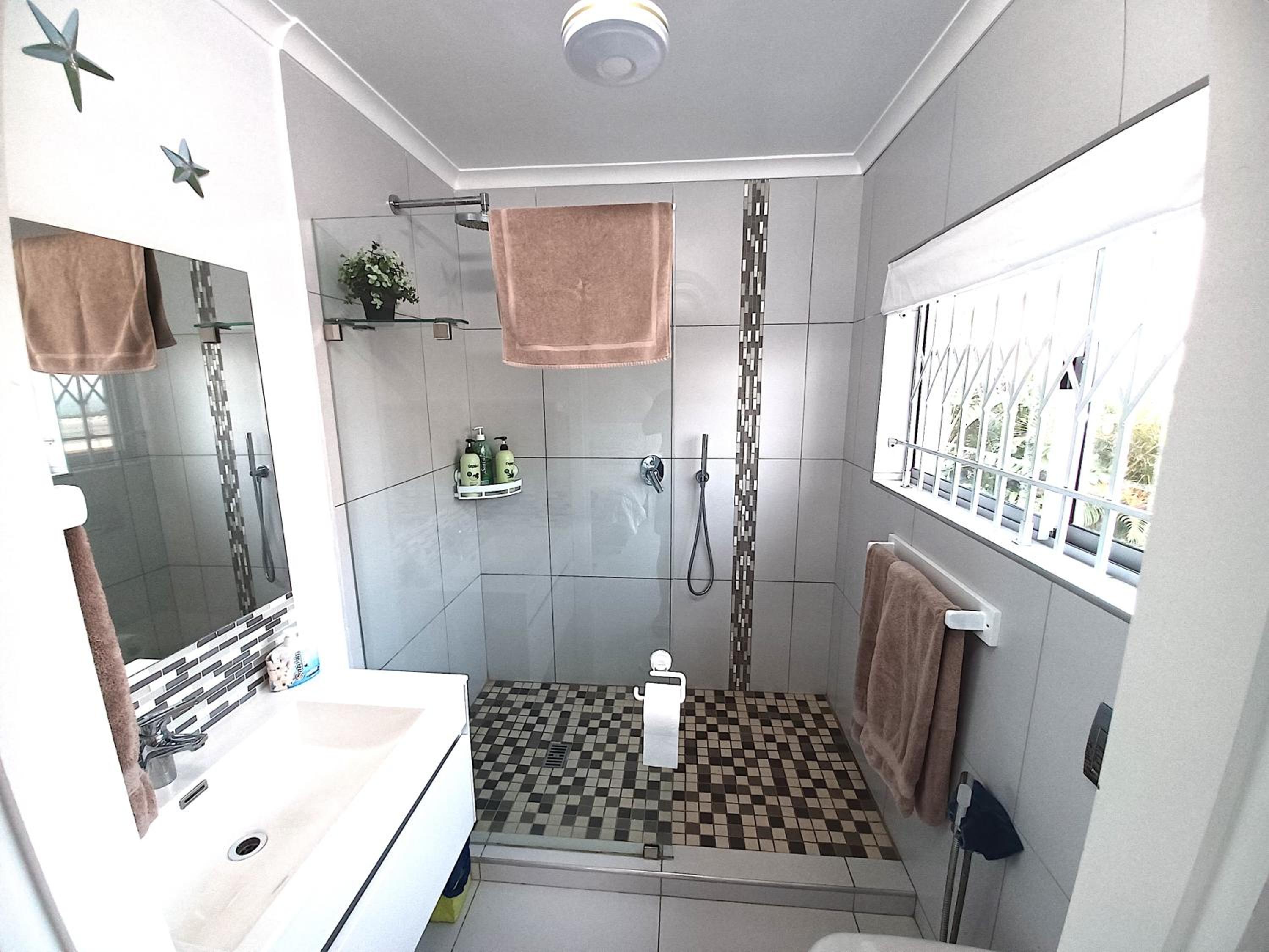 Close to the sea - Sea Facing Upstairs En-Suite Bedroom In Main House view 4