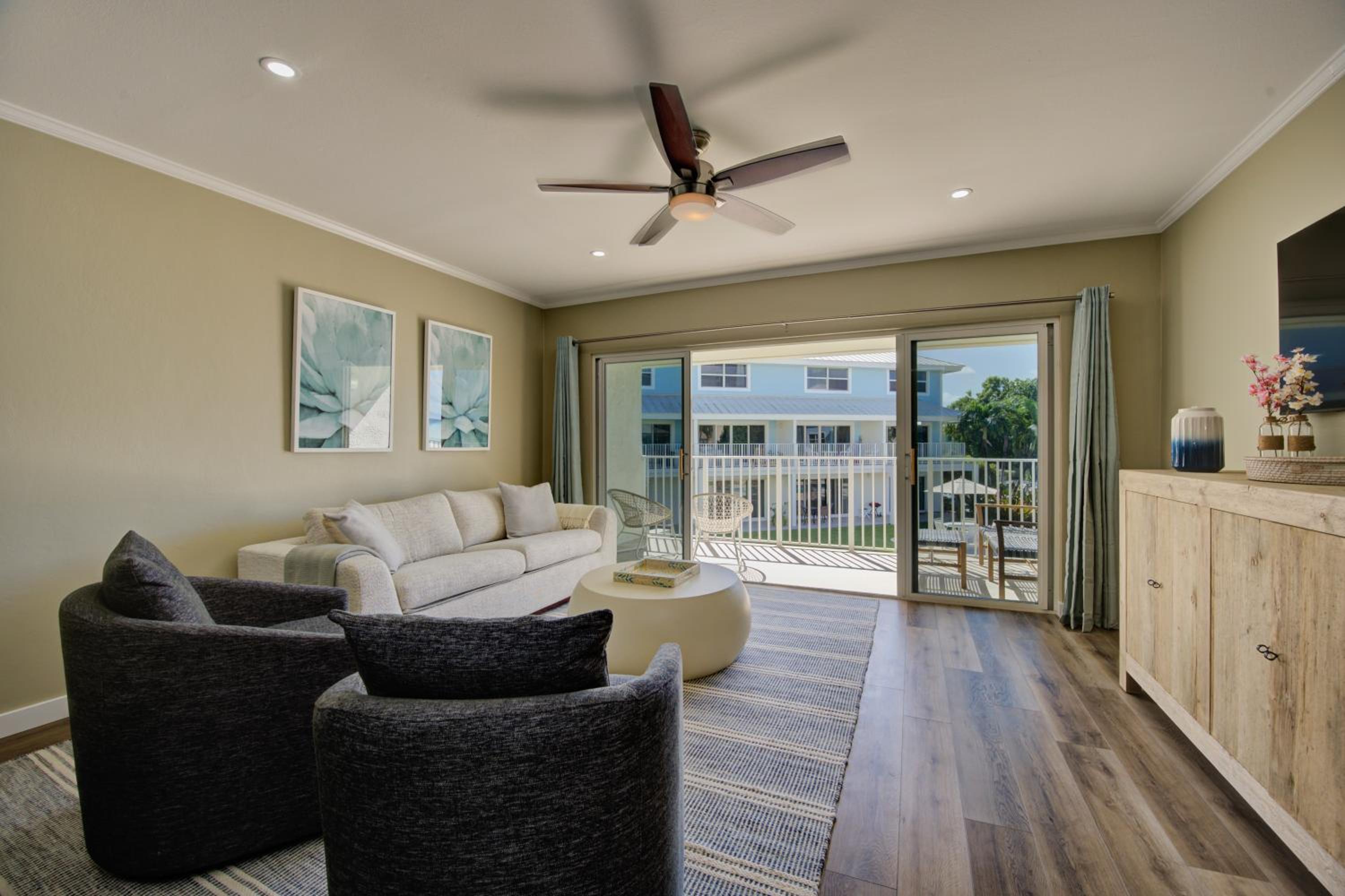 Beautiful Beachfront Apartment!