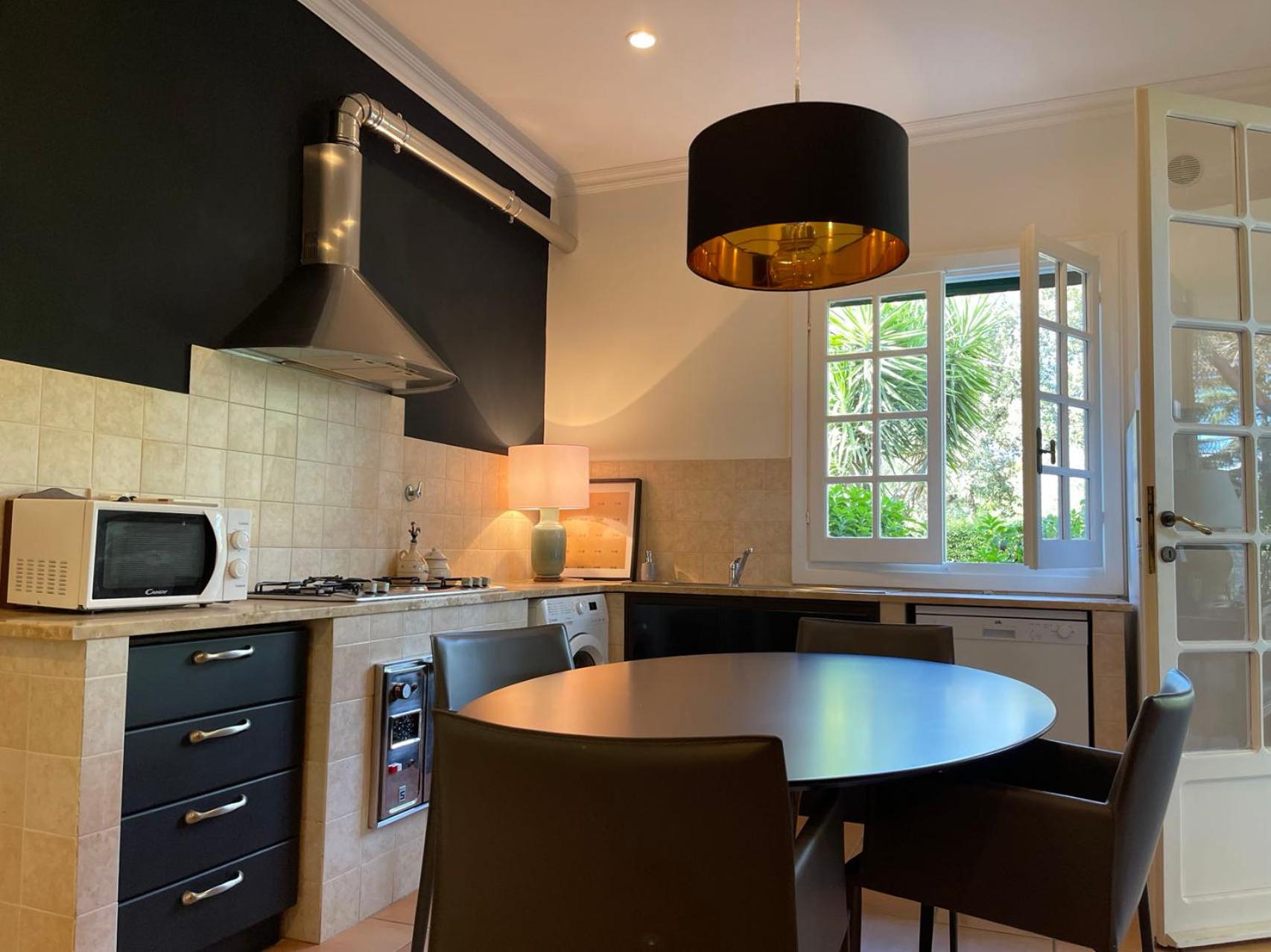 Delightful stylish house with private garden close to downtown