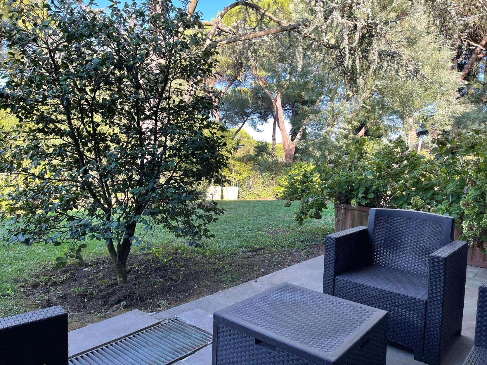 Delightful stylish house with private garden close to downtown