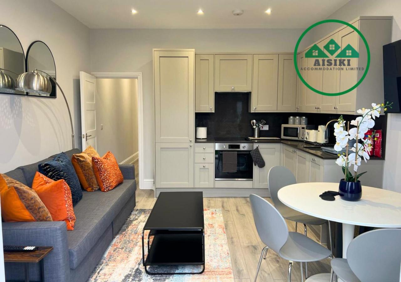 Aisiki Stays Apartments at Enfield, Airconditioned & Pet Friendly, Ground Floor, 3-Bedroom & 2-Bathroom Flat, King or Twin Beds with Garden, Free WiFi and 