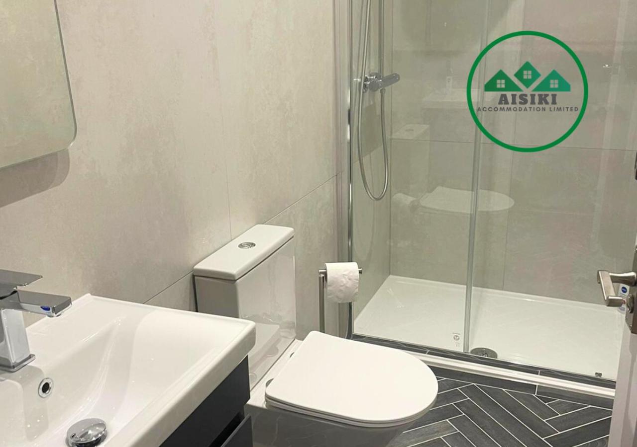 Aisiki Stays Apartments at Enfield, Airconditioned & Pet Friendly, Ground Floor, 3-Bedroom & 2-Bathroom Flat, King or Twin Beds with Garden, Free WiFi and 