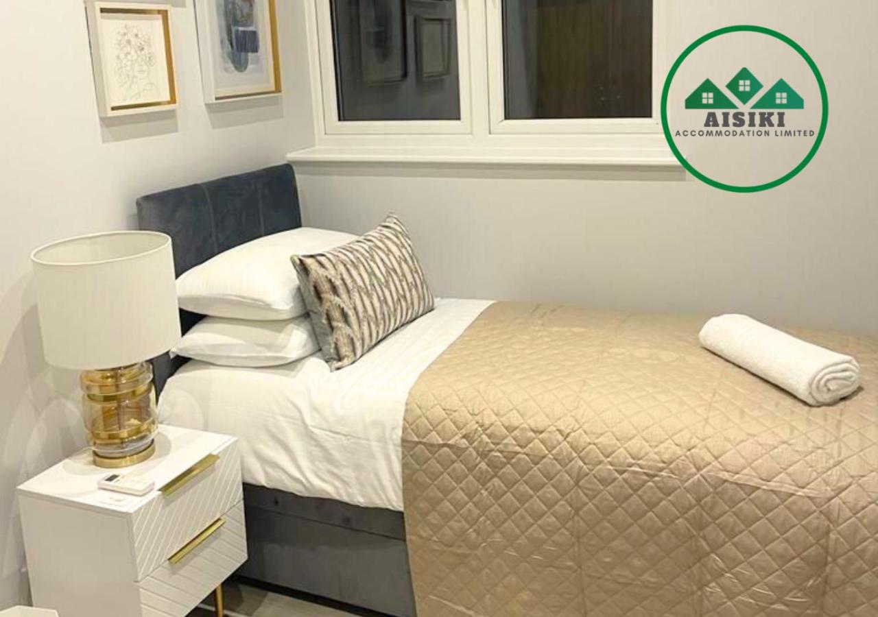 Aisiki Stays Apartments at Enfield, Airconditioned & Pet Friendly, Ground Floor, 3-Bedroom & 2-Bathroom Flat, King or Twin Beds with Garden, Free WiFi and 