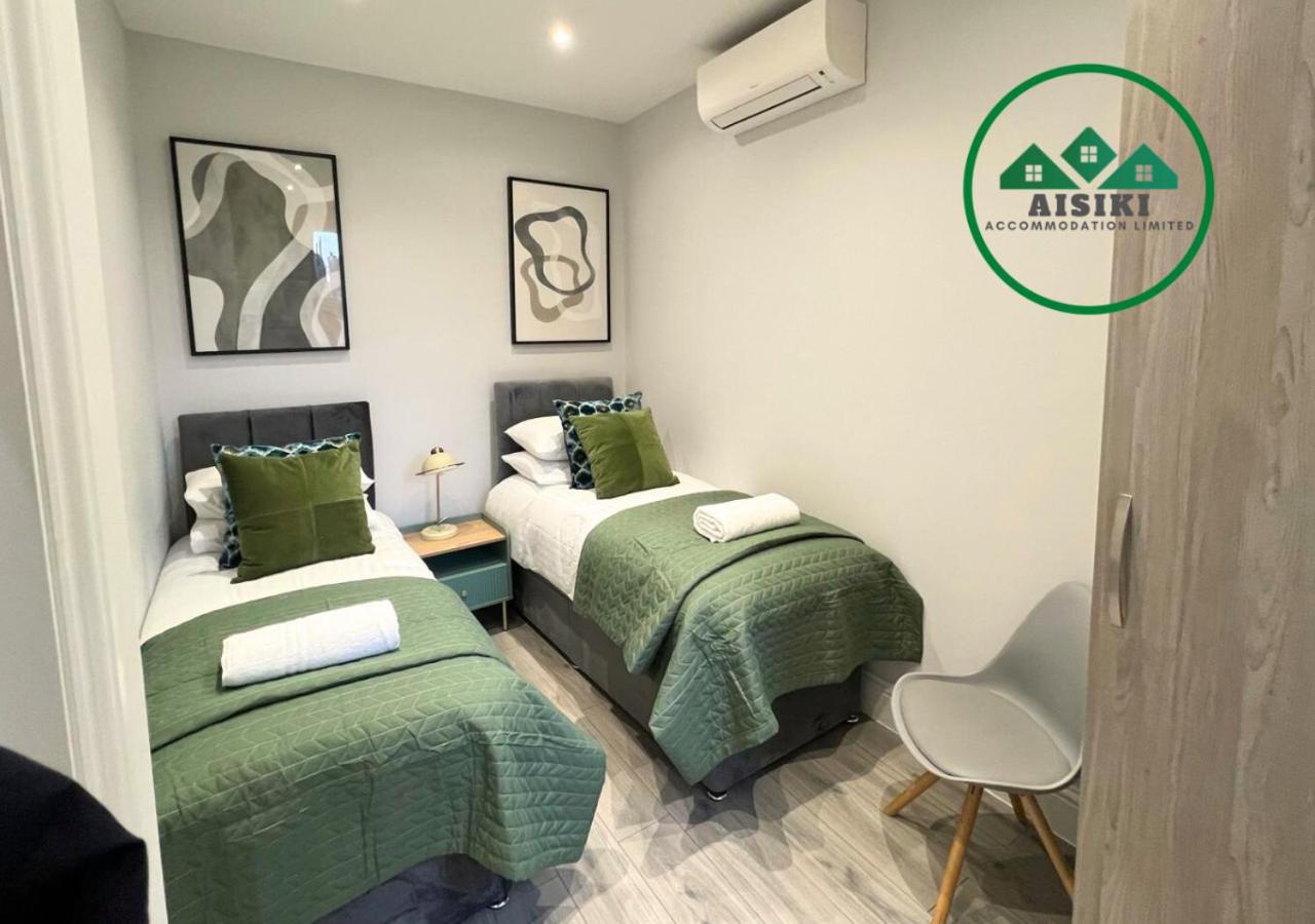 Aisiki Stays Apartments at Enfield, Airconditioned & Pet Friendly, Ground Floor, 3-Bedroom & 2-Bathroom Flat, King or Twin Beds with Garden, Free WiFi and 