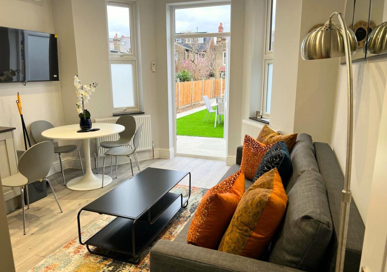 Aisiki Stays Apartments at Enfield, Airconditioned & Pet Friendly, Ground Floor, 3-Bedroom & 2-Bathroom Flat, King or Twin Beds with Garden, Free WiFi and 