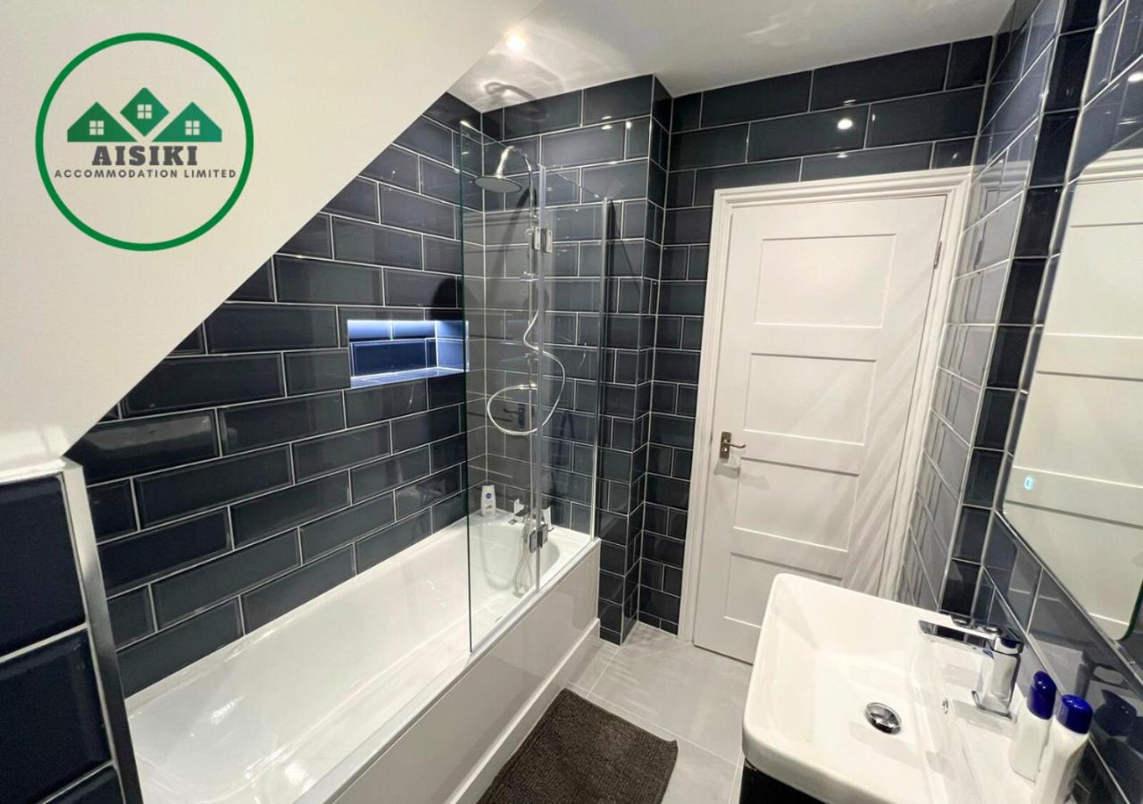 Aisiki Stays Apartments at Enfield, Airconditioned & Pet Friendly, Ground Floor, 3-Bedroom & 2-Bathroom Flat, King or Twin Beds with Garden, Free WiFi and 
