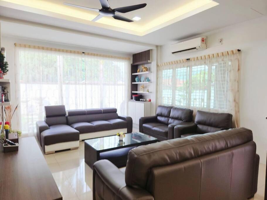 Tambun lost world luxury villa 5BR/20 pax/mahjong/karaok/bbq/garden events view 3