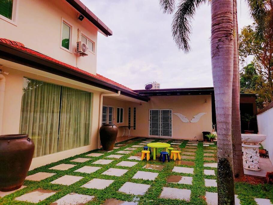 Tambun lost world luxury villa 5BR/20 pax/mahjong/karaok/bbq/garden events photo 1