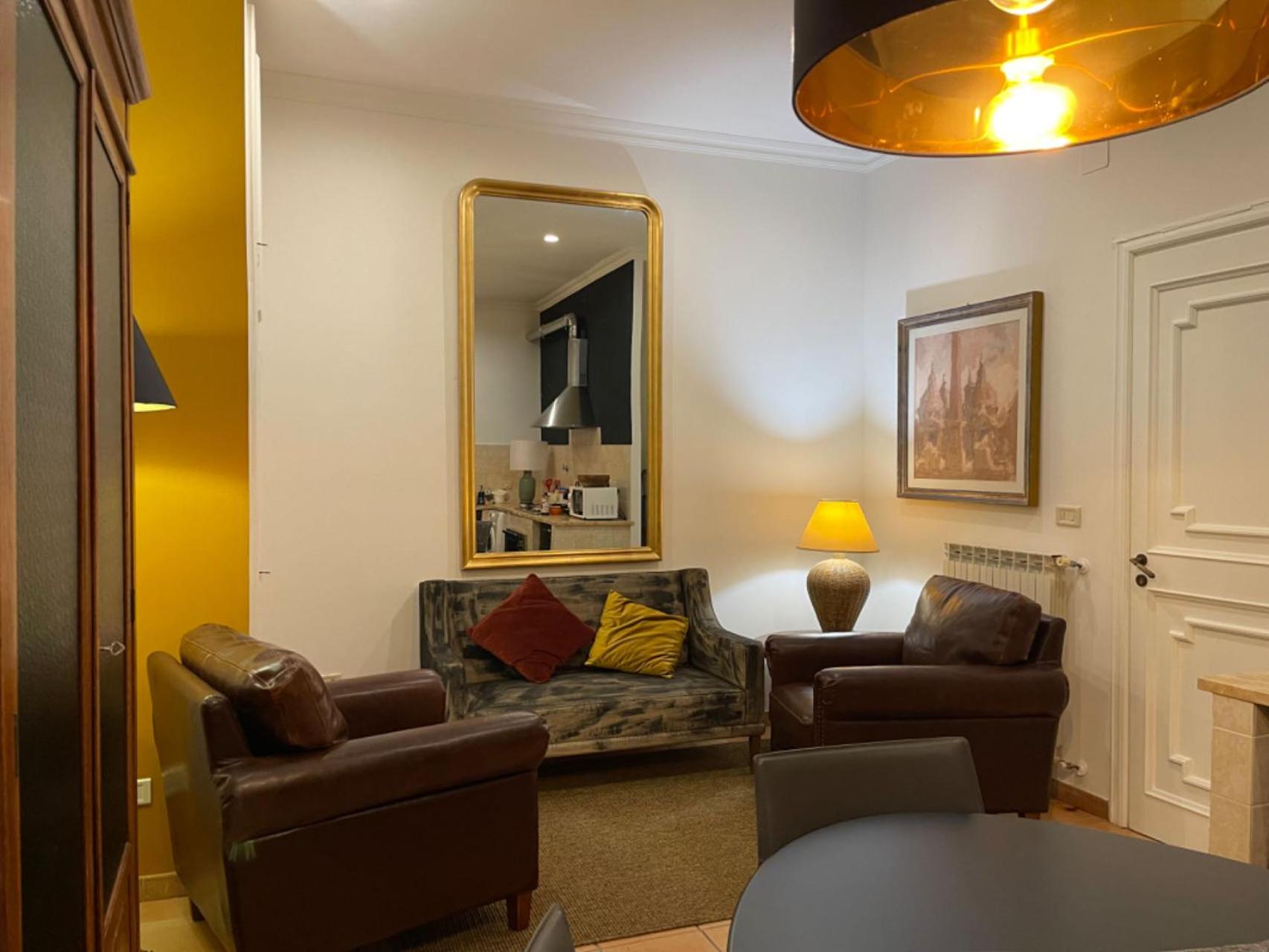 Delightful stylish house with private garden close to downtown