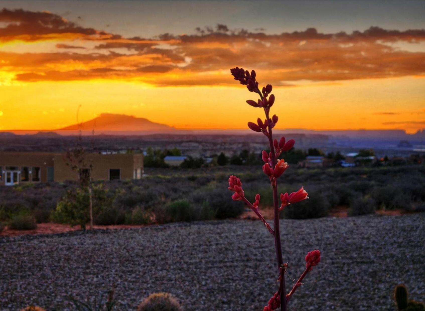 Page Arizona border town- Crimson Suite, Desert Canyon Getaway with views view 2