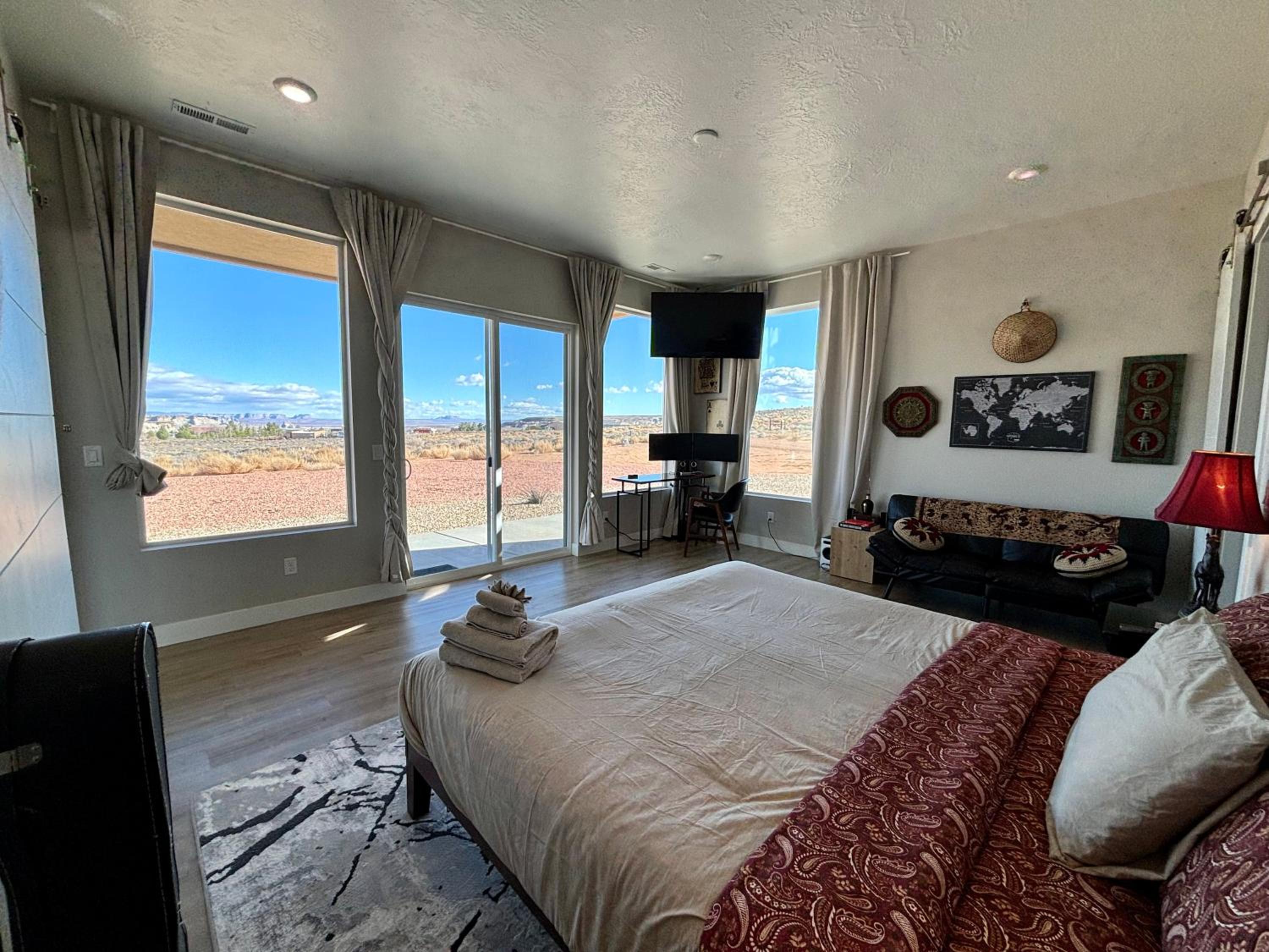 Page Vacations - Page Arizona border town- Crimson Suite, Desert Canyon Getaway with views - Property Image 2