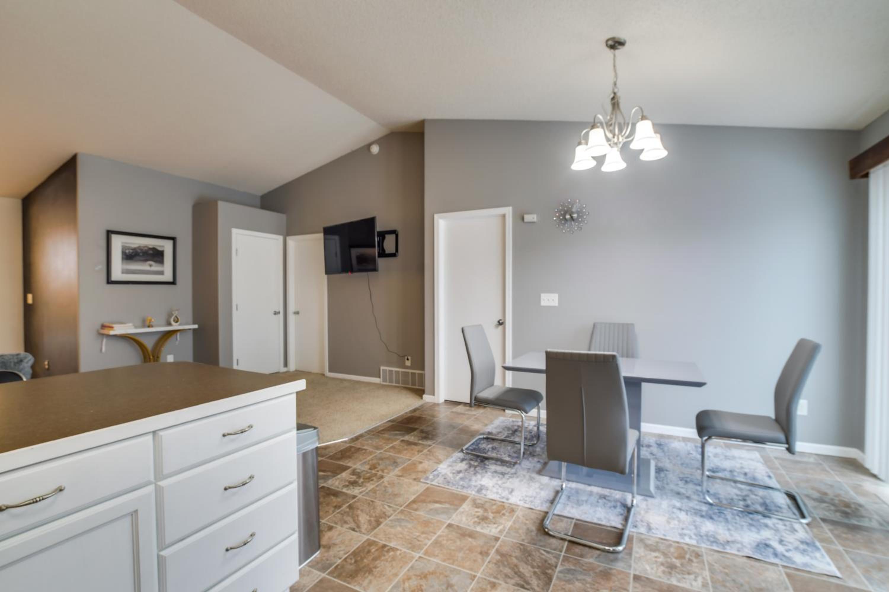 Hotel Charming Retreat With Modern Comforts - Image 1