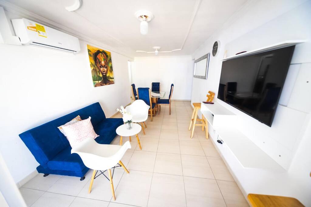 El Bendecido. Amplio apartamento entero con excelente ubicación y parqueadero privado gratis las 24 Horas.