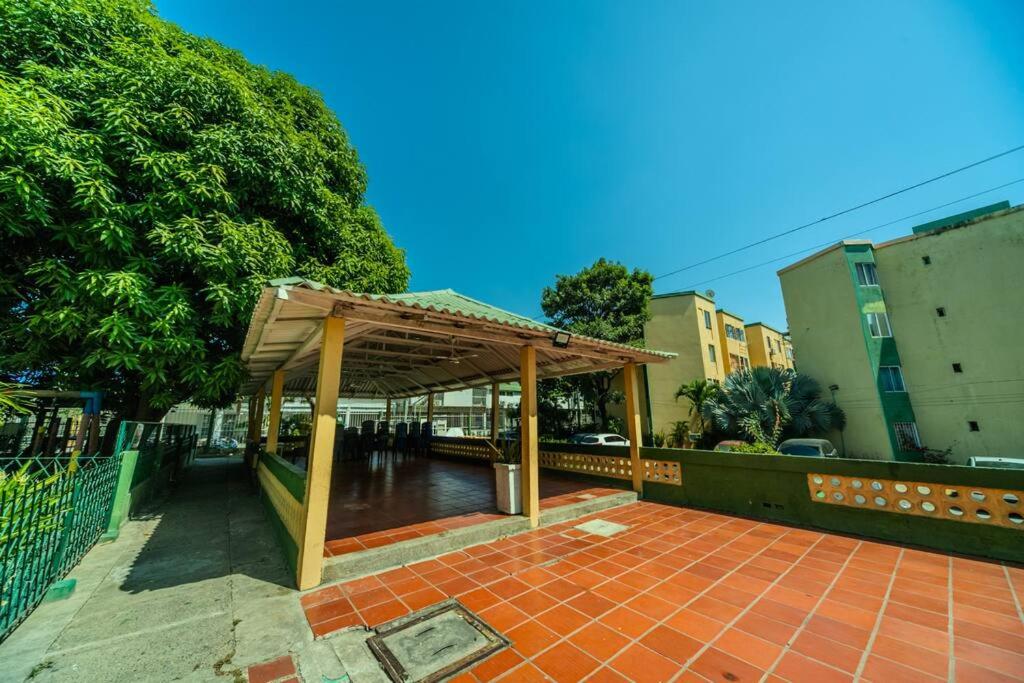 El Bendecido. Amplio apartamento entero con excelente ubicación y parqueadero privado gratis las 24 Horas.