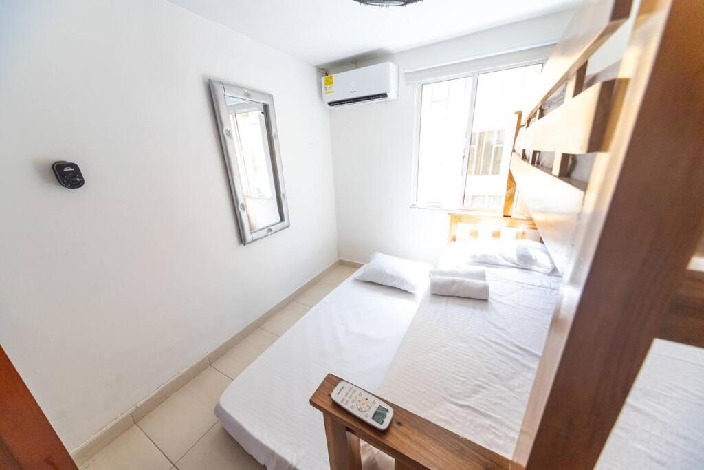El Bendecido. Amplio apartamento entero con excelente ubicación y parqueadero privado gratis las 24 Horas.