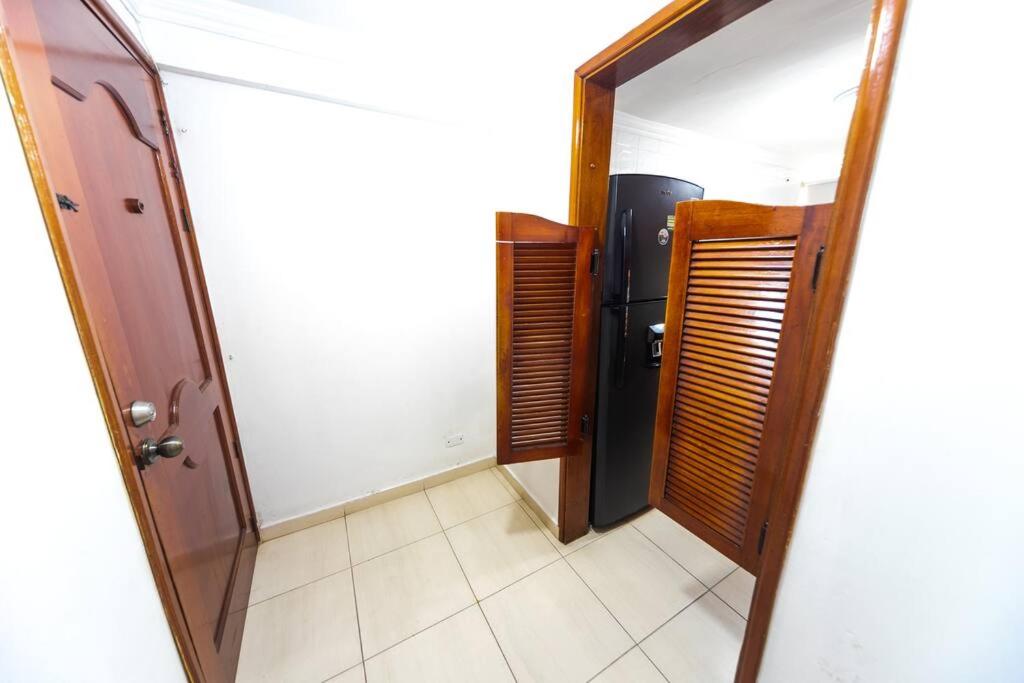 El Bendecido. Amplio apartamento entero con excelente ubicación y parqueadero privado gratis las 24 Horas.