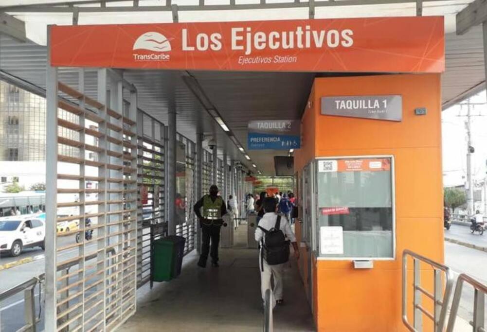 El Bendecido. Amplio apartamento entero con excelente ubicación y parqueadero privado gratis las 24 Horas.