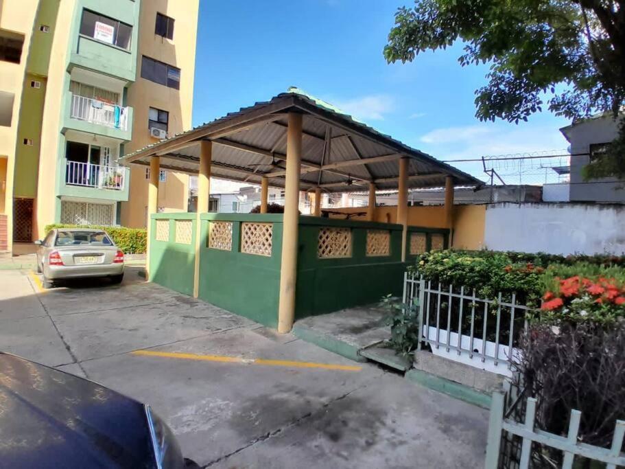 El Bendecido. Amplio apartamento entero con excelente ubicación y parqueadero privado gratis las 24 Horas.