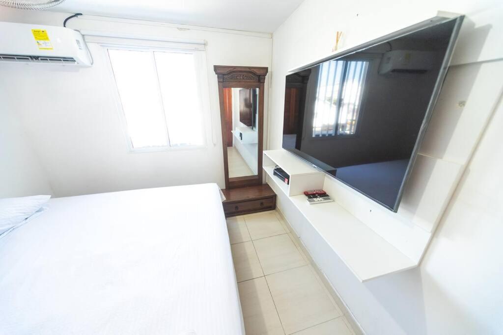 El Bendecido. Amplio apartamento entero con excelente ubicación y parqueadero privado gratis las 24 Horas.