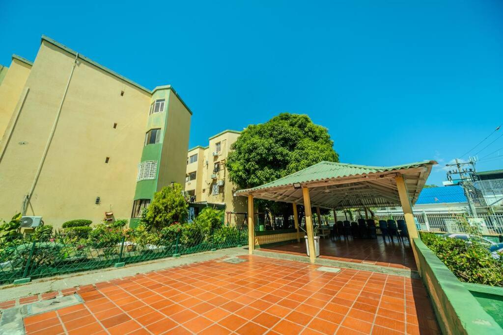 El Bendecido. Amplio apartamento entero con excelente ubicación y parqueadero privado gratis las 24 Horas.
