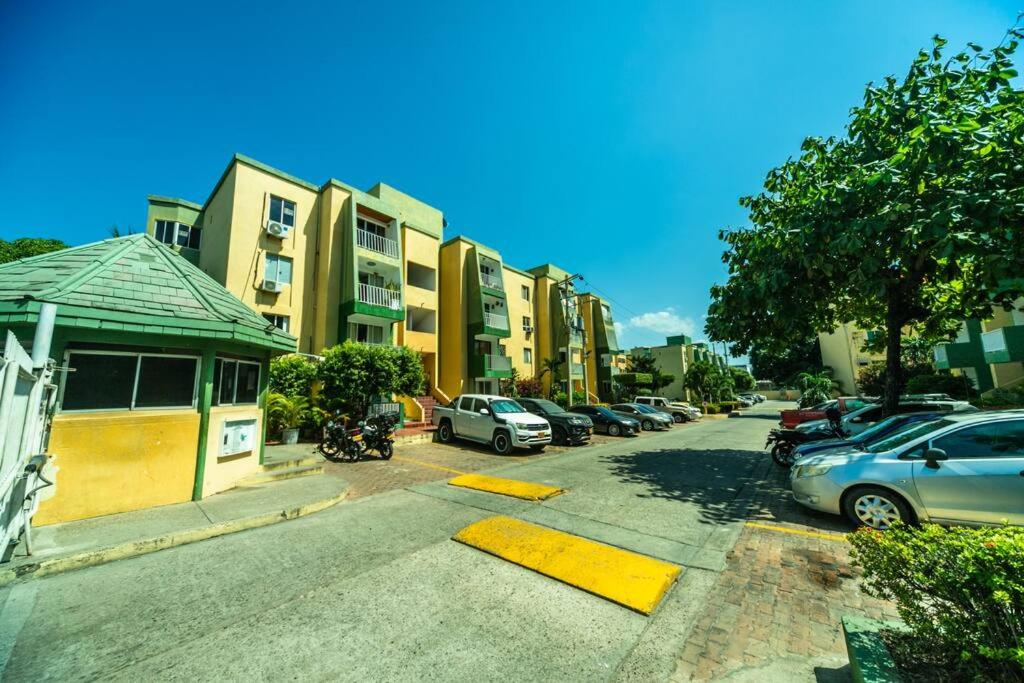El Bendecido. Amplio apartamento entero con excelente ubicación y parqueadero privado gratis las 24 Horas.