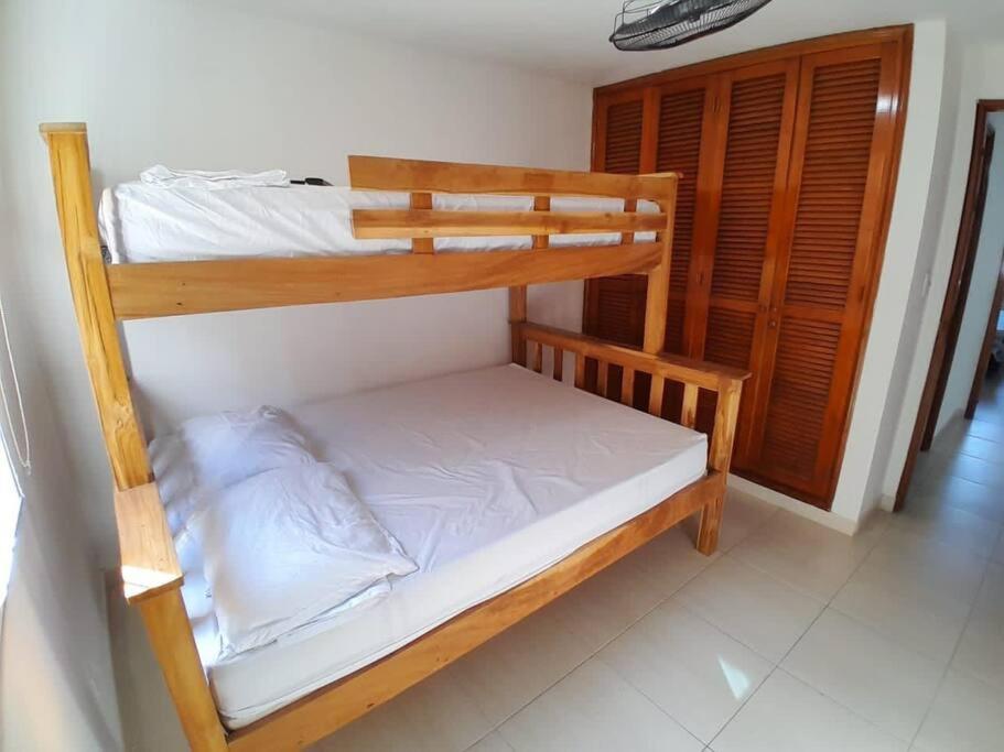 El Bendecido. Amplio apartamento entero con excelente ubicación y parqueadero privado gratis las 24 Horas.