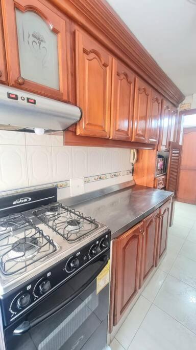 El Bendecido. Amplio apartamento entero con excelente ubicación y parqueadero privado gratis las 24 Horas.