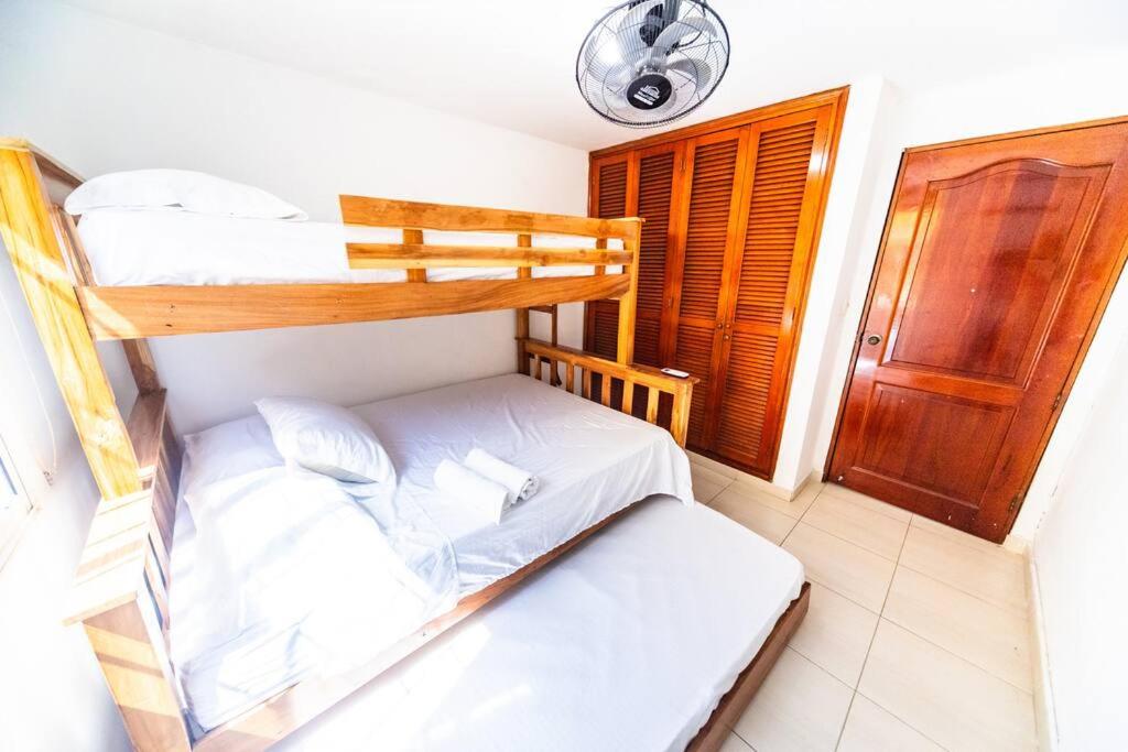 El Bendecido. Amplio apartamento entero con excelente ubicación y parqueadero privado gratis las 24 Horas.