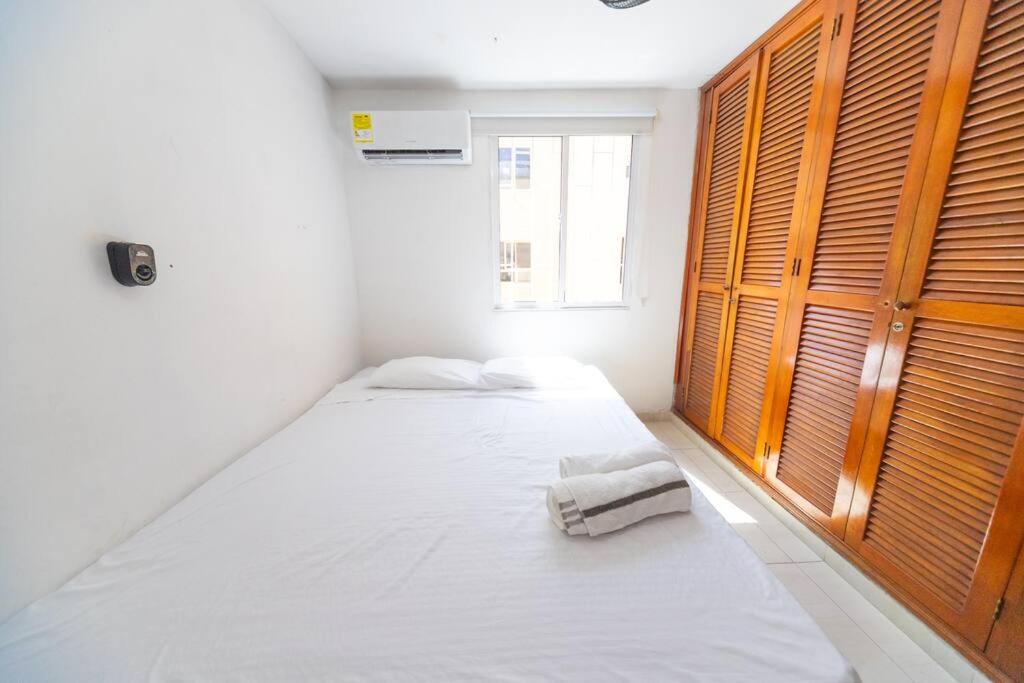 El Bendecido. Amplio apartamento entero con excelente ubicación y parqueadero privado gratis las 24 Horas.