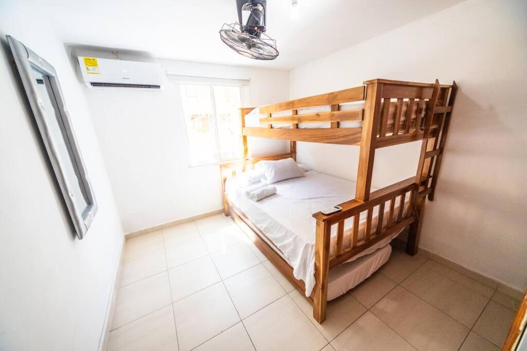 El Bendecido. Amplio apartamento entero con excelente ubicación y parqueadero privado gratis las 24 Horas.