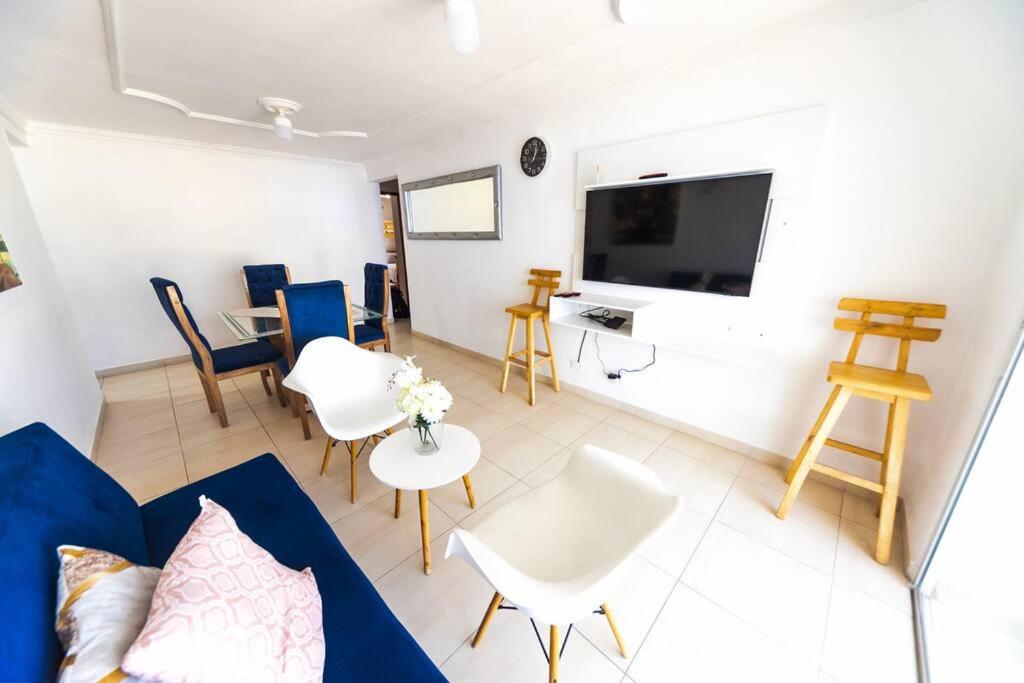 El Bendecido. Amplio apartamento entero con excelente ubicación y parqueadero privado gratis las 24 Horas.