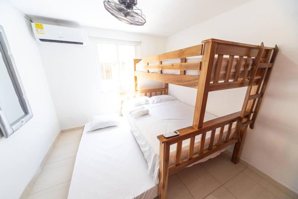 El Bendecido. Amplio apartamento entero con excelente ubicación y parqueadero privado gratis las 24 Horas.