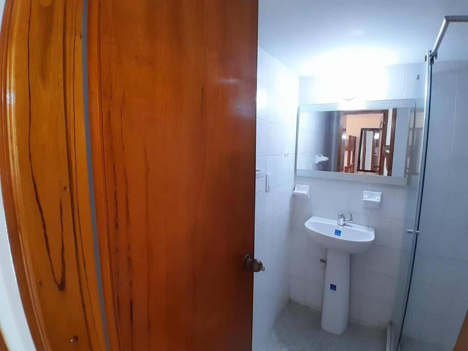 El Bendecido. Amplio apartamento entero con excelente ubicación y parqueadero privado gratis las 24 Horas.