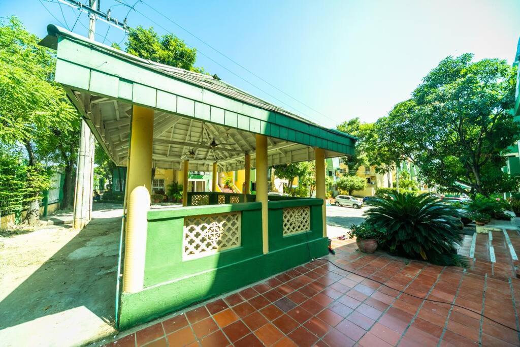 El Bendecido. Amplio apartamento entero con excelente ubicación y parqueadero privado gratis las 24 Horas.