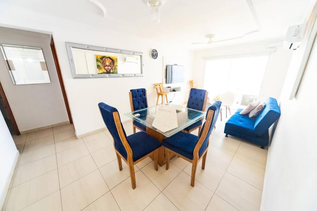 El Bendecido. Amplio apartamento entero con excelente ubicación y parqueadero privado gratis las 24 Horas.