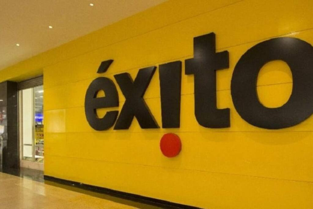El Bendecido. Amplio apartamento entero con excelente ubicación y parqueadero privado gratis las 24 Horas.