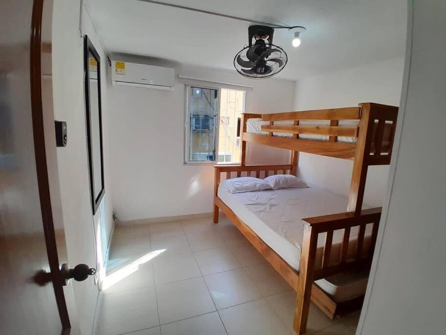 El Bendecido. Amplio apartamento entero con excelente ubicación y parqueadero privado gratis las 24 Horas.