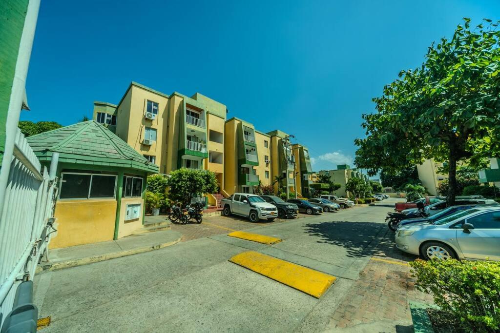 El Bendecido. Amplio apartamento entero con excelente ubicación y parqueadero privado gratis las 24 Horas.