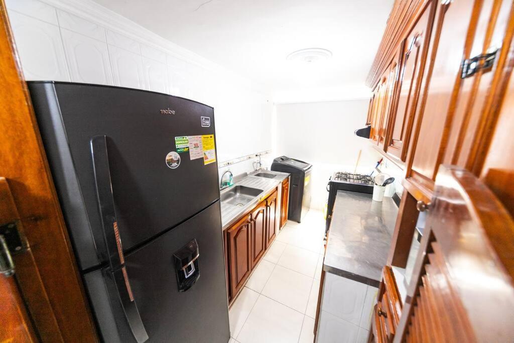 El Bendecido. Amplio apartamento entero con excelente ubicación y parqueadero privado gratis las 24 Horas.