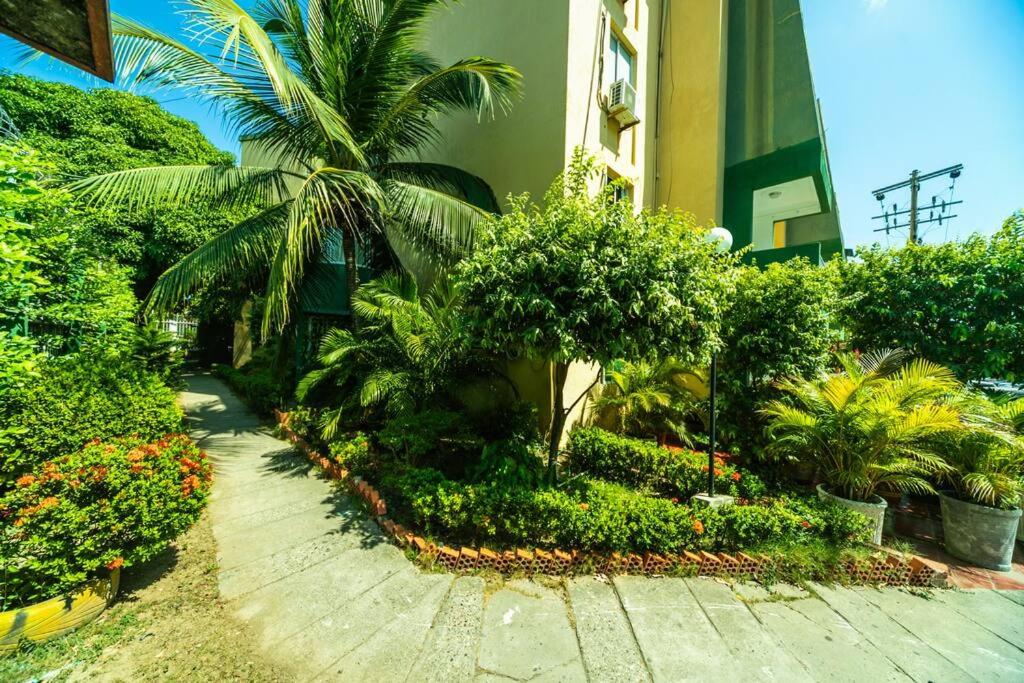 El Bendecido. Amplio apartamento entero con excelente ubicación y parqueadero privado gratis las 24 Horas.