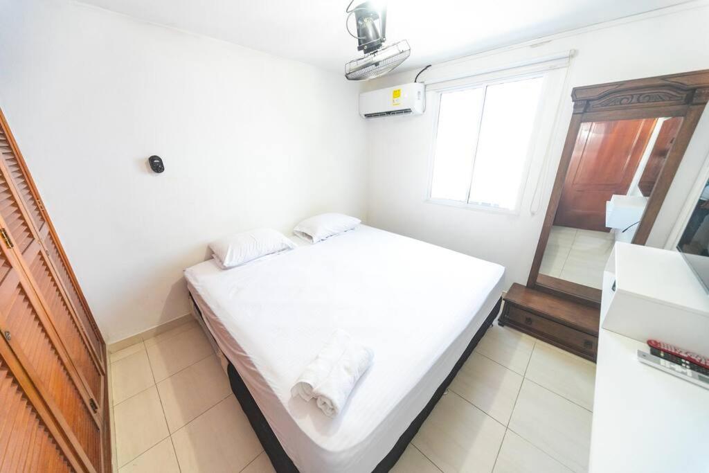 El Bendecido. Amplio apartamento entero con excelente ubicación y parqueadero privado gratis las 24 Horas.