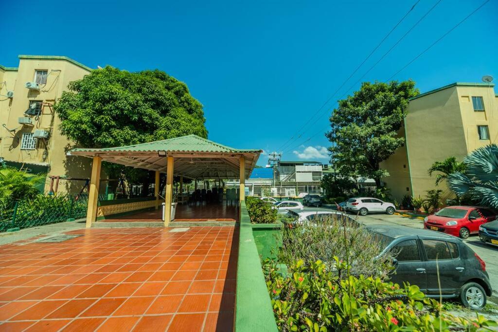 El Bendecido. Amplio apartamento entero con excelente ubicación y parqueadero privado gratis las 24 Horas.