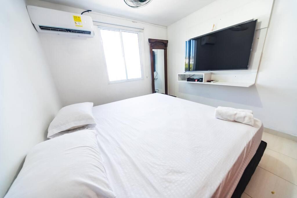 El Bendecido. Amplio apartamento entero con excelente ubicación y parqueadero privado gratis las 24 Horas.