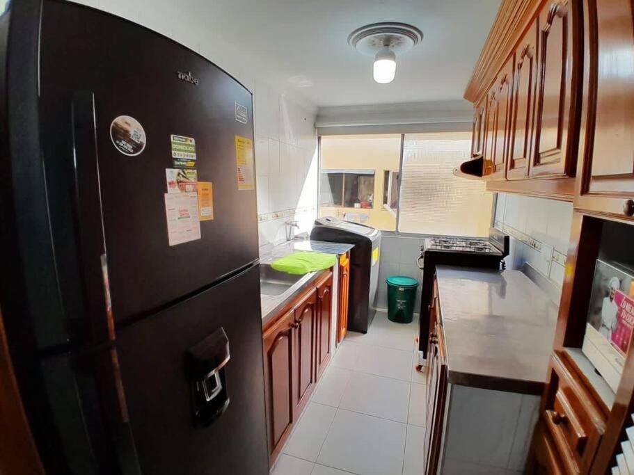 El Bendecido. Amplio apartamento entero con excelente ubicación y parqueadero privado gratis las 24 Horas.