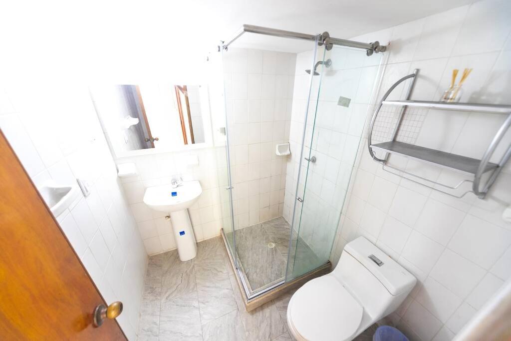 El Bendecido. Amplio apartamento entero con excelente ubicación y parqueadero privado gratis las 24 Horas.