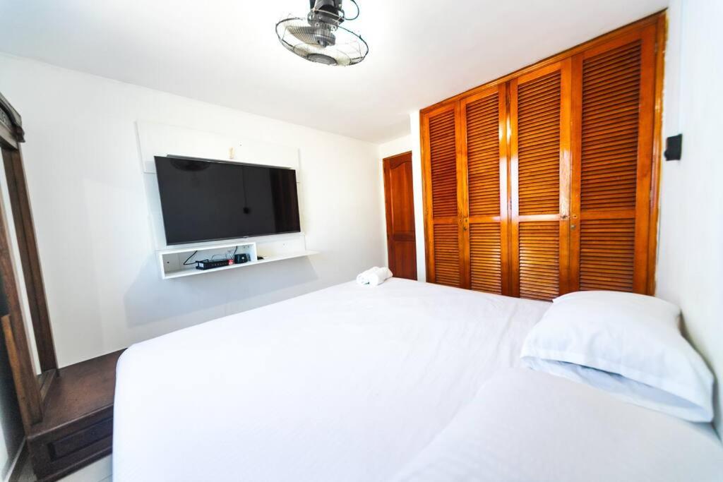 El Bendecido. Amplio apartamento entero con excelente ubicación y parqueadero privado gratis las 24 Horas.