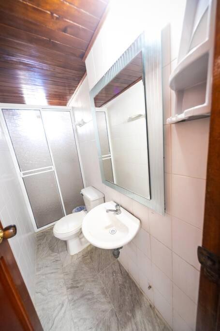 El Bendecido. Amplio apartamento entero con excelente ubicación y parqueadero privado gratis las 24 Horas.