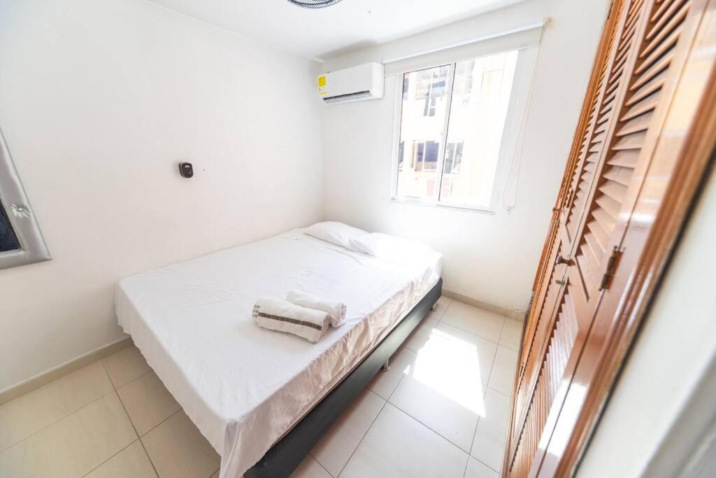 El Bendecido. Amplio apartamento entero con excelente ubicación y parqueadero privado gratis las 24 Horas.
